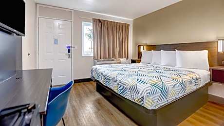 Full Bed with Private Bathroom
