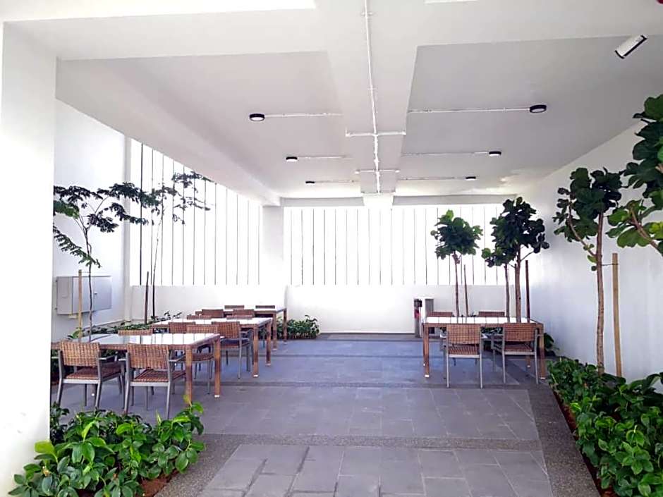 REVO at AURORA PLACE, Pavilion 2, 5 Minutes To AXIATA ARENA BUKIT JALIL FREE WIFI by De Harlequins Guesthouse