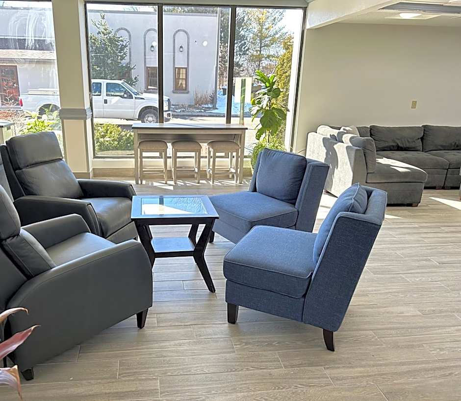 Clarion Inn & Suites Grand Rapids Airport