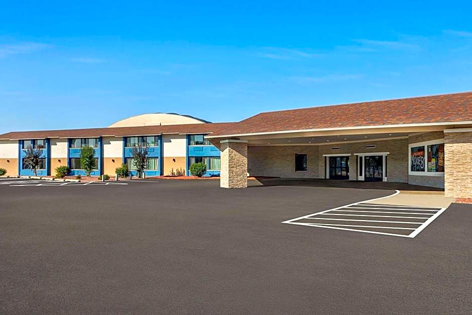 AmericInn by Wyndham La Crosse Riverfront-Conference Center