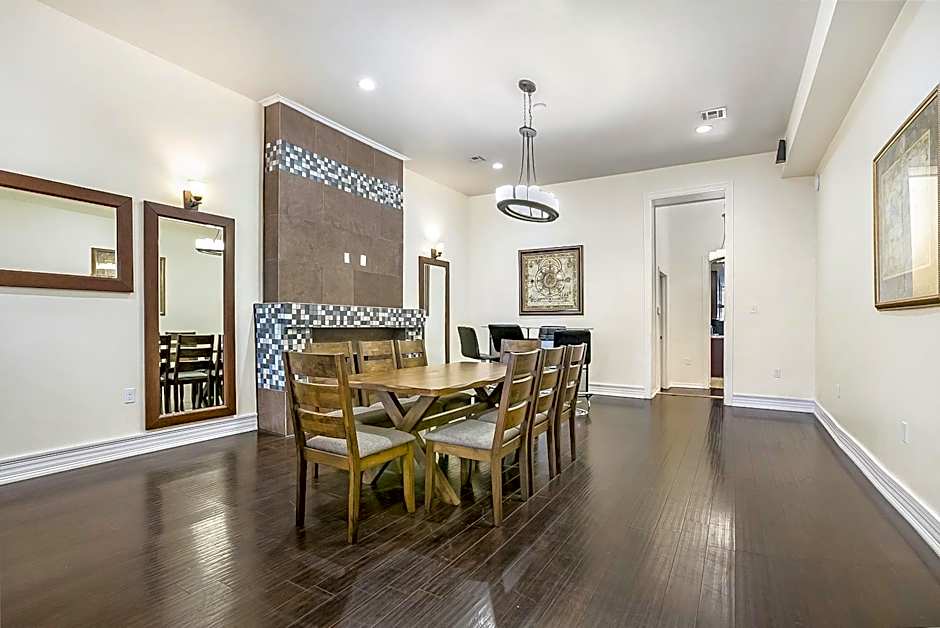 Modern 4BR Penthouse in Downtown by Hosteeva