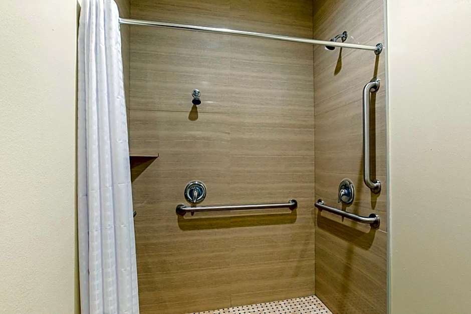 Econo Lodge Inn & Suites