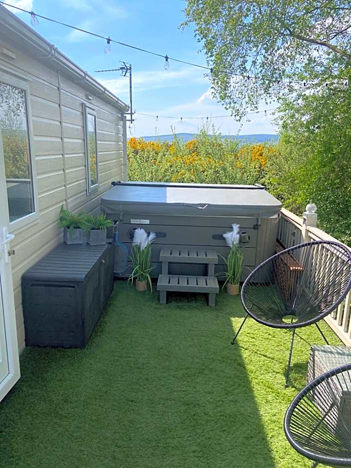 Otters Rural Retreat - Private Hot-Tub & Free Golf for guests included