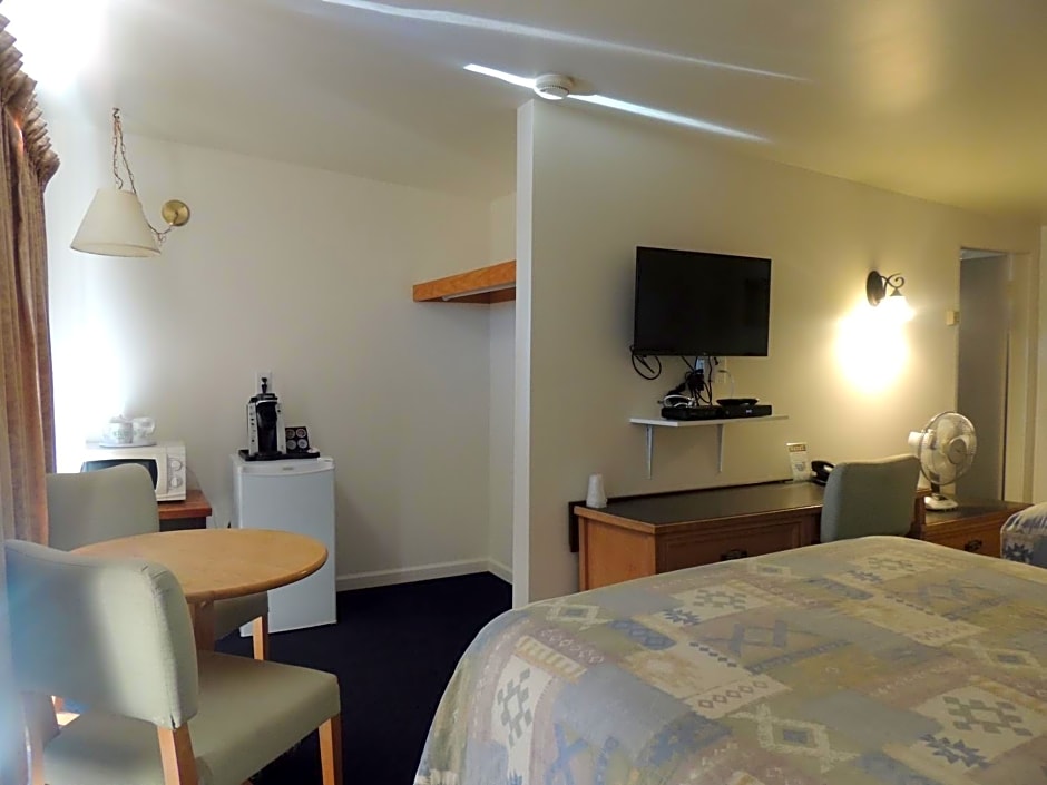 100 Mile Motel & RV Park