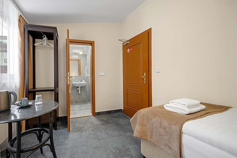 Hotel Reverie - Dependance, Check-in at Metropolitan Star