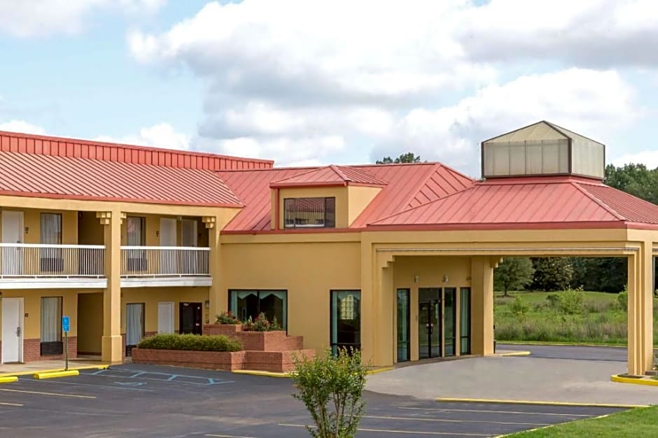 Super 8 By Wyndham Madison - Ridgeland Area