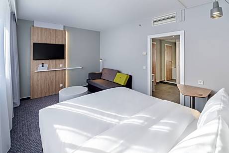 Standard Queen Room with Sofa Bed - Non-Smoking