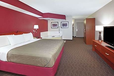 1 King Bed Deluxe Room Second Floor Non-Smoking