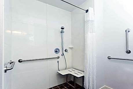 1 KING MOBILITY/HEARING ACC RI SHOWER NOSMOK