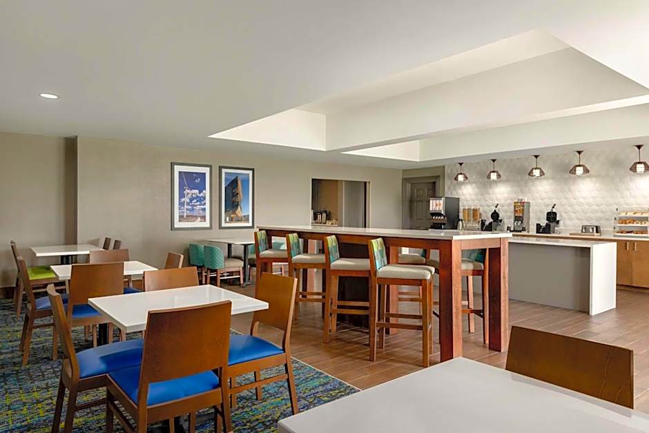 La Quinta Inn & Suites by Wyndham Shawnee