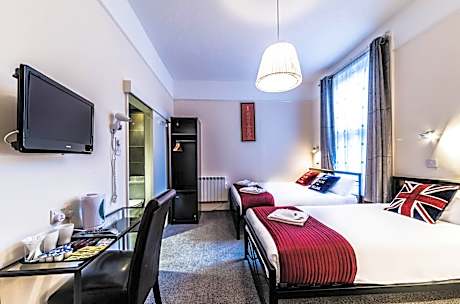 Quadruple Room with Private Bathroom