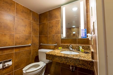 1 King Mobility/Hearing Access Tub High Floor