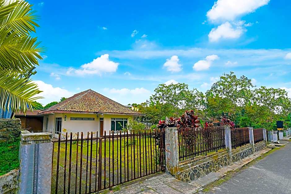 OYO Life 92694 Kost Nino