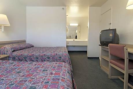 2 Full Beds |