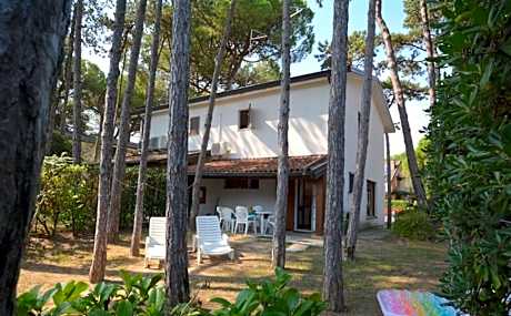 Private fenced garden house at 300mt from Lignano Pineta beach