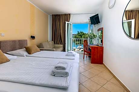 Double or Twin Room with Sea View