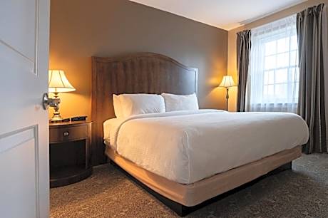 1 King Bed, Deluxe One-Bedroom Mobility Access Suite, Roll-In Shower, No Smoking