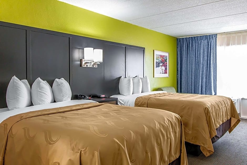 Quality Inn Hinesville - Fort Stewart Area, Kitchenette Rooms - Pool - Guest Laundry