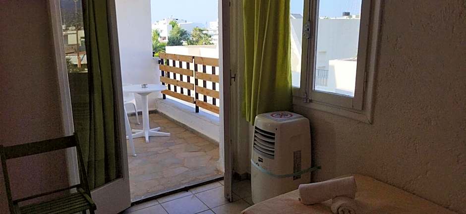 Cleo Rooms 250m from the beach