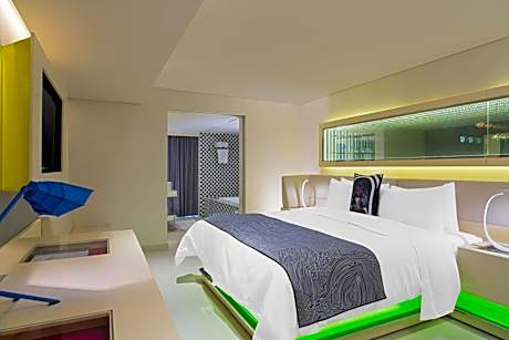 Premier One-Bedroom King Suite with City View - Corner Room