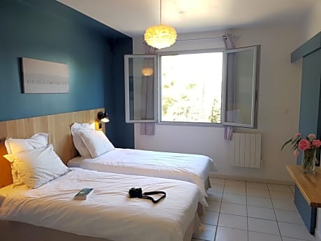 Double or Twin Room with Mountain View