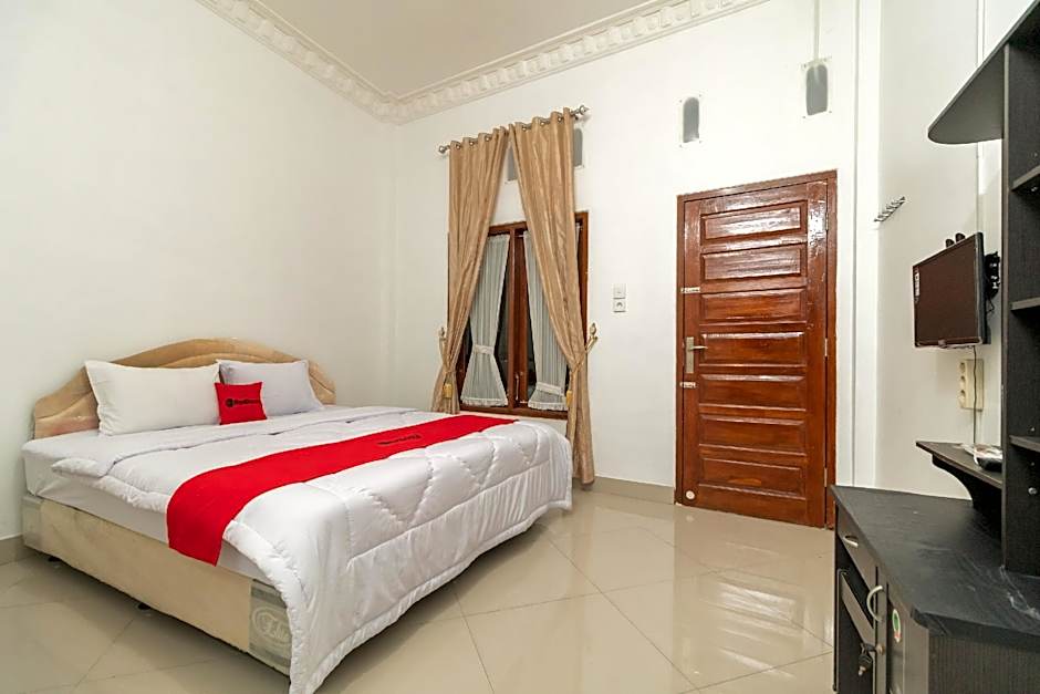 RedDoorz Syariah near Universitas Putra Indonesia Padang