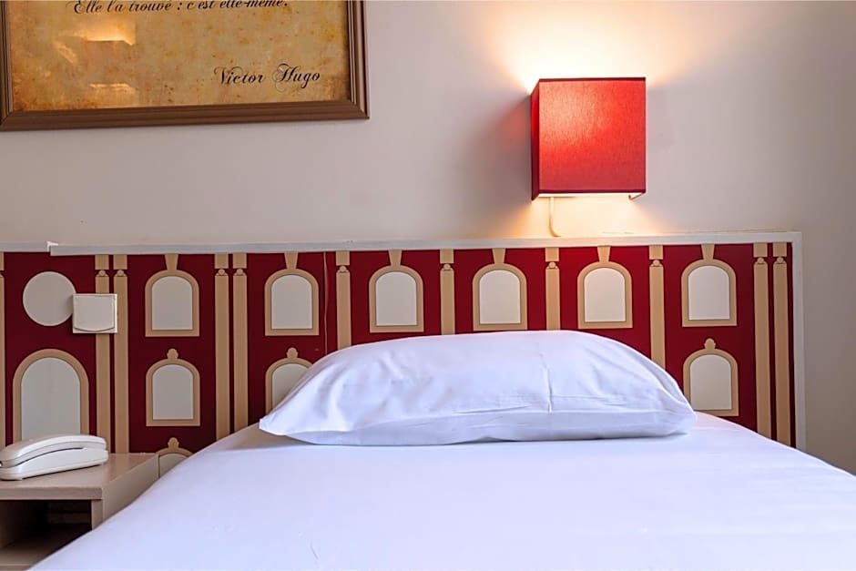 Hotel Ours Blanc - Place Victor Hugo