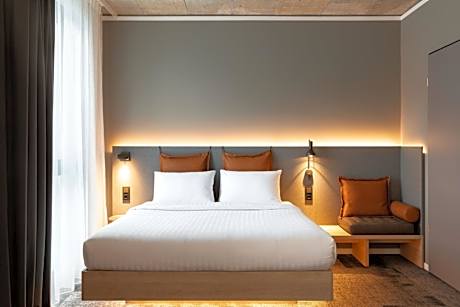 Moxy Queen Room
