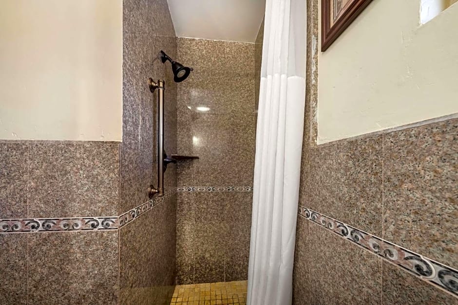 Clarion Collection Carmel Oaks Inn