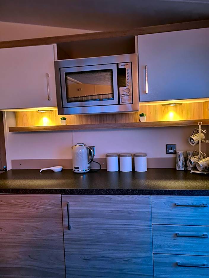 Beautiful 2 bedroom caravan, holiday park Tenby