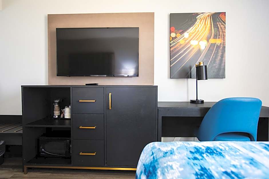 La Quinta Inn & Suites by Wyndham Dallas I-35 Walnut Hill
