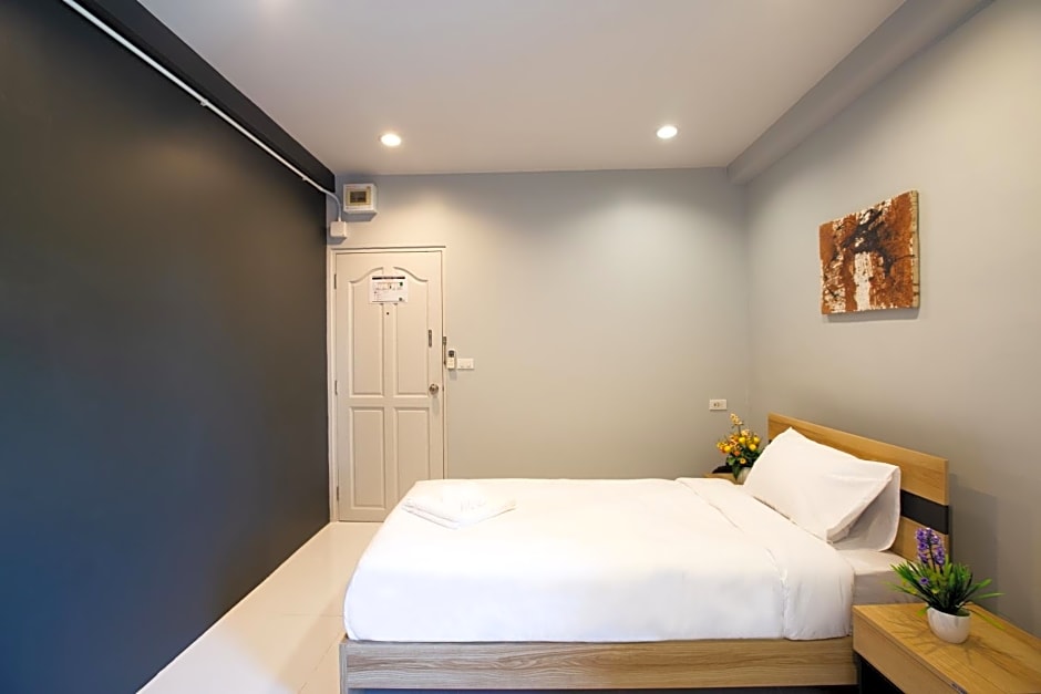 185@Surawong Residence