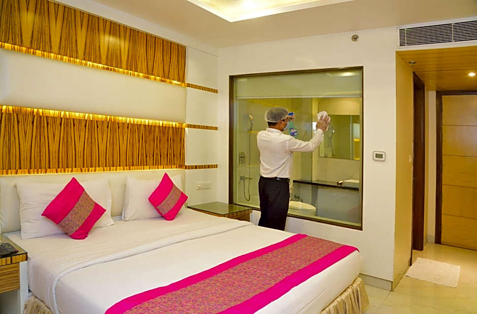 Aman Continental With Restaurant - 5Mins from Connaught Place ,Railway Station & Metro