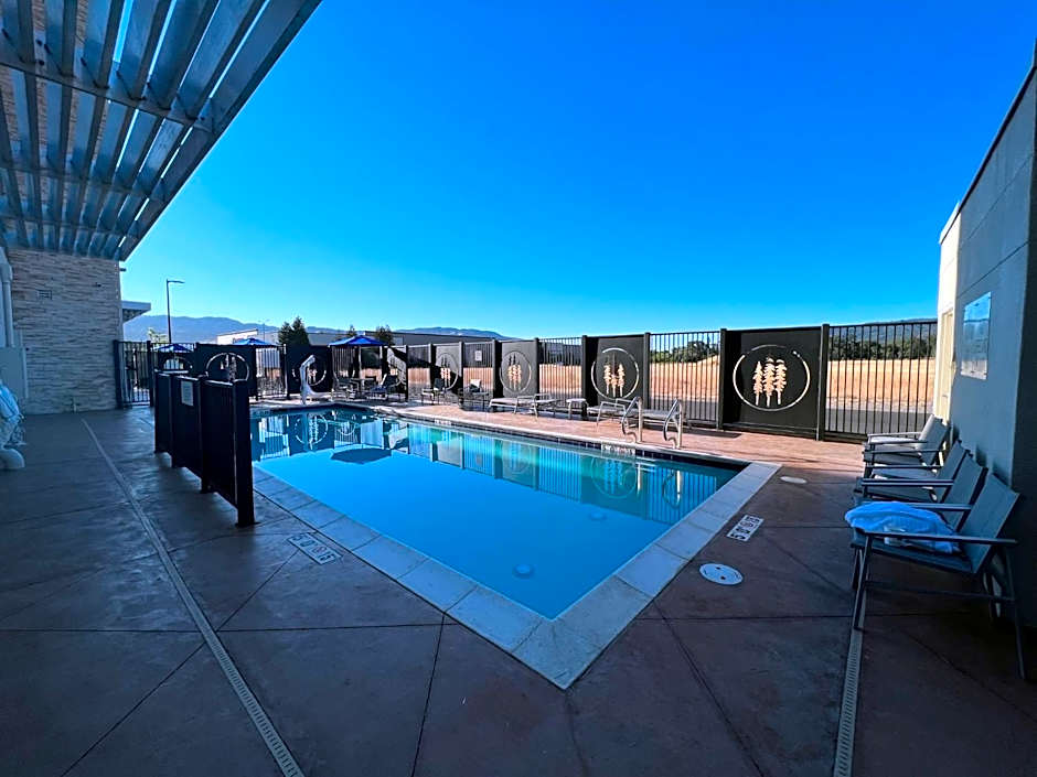 Holiday Inn Express & Suites - Ukiah By IHG