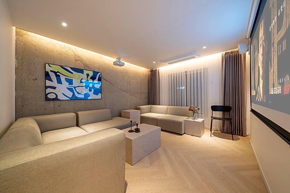 Croissant Hotel Guri by AanK