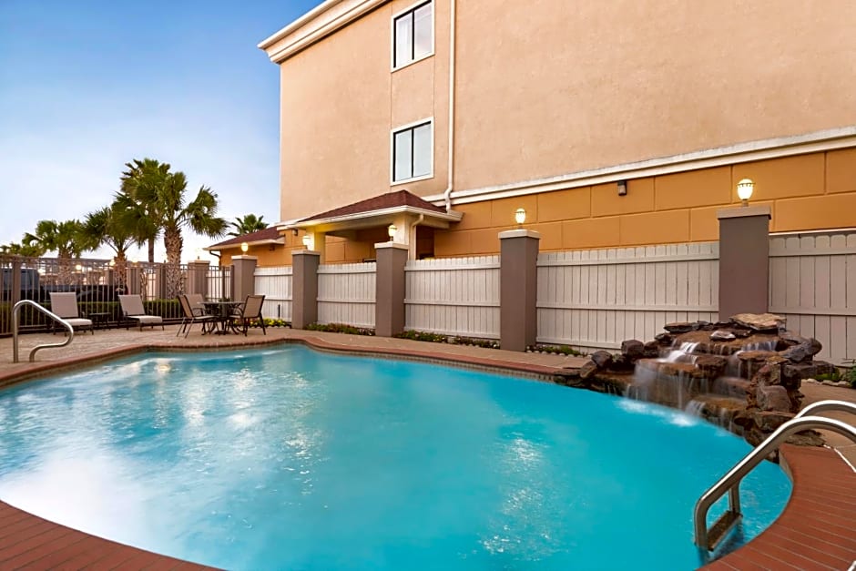 Days Inn & Suites by Wyndham Houston Hobby Airport