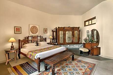 Heritage Romance Room - Enjoy a 10% discount on spa, laundry, and vintage car services, alongside complimentary evening tea, guided fort tours, and morning yoga (7:00 AM – 8:00 AM)