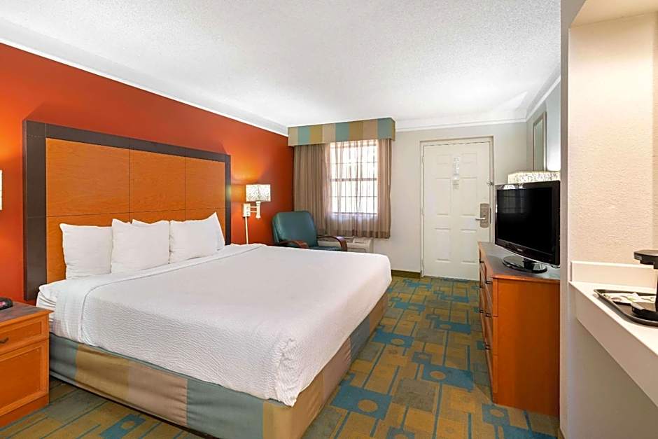 La Quinta Inn & Suites by Wyndham Phoenix Sky Harbor Airport