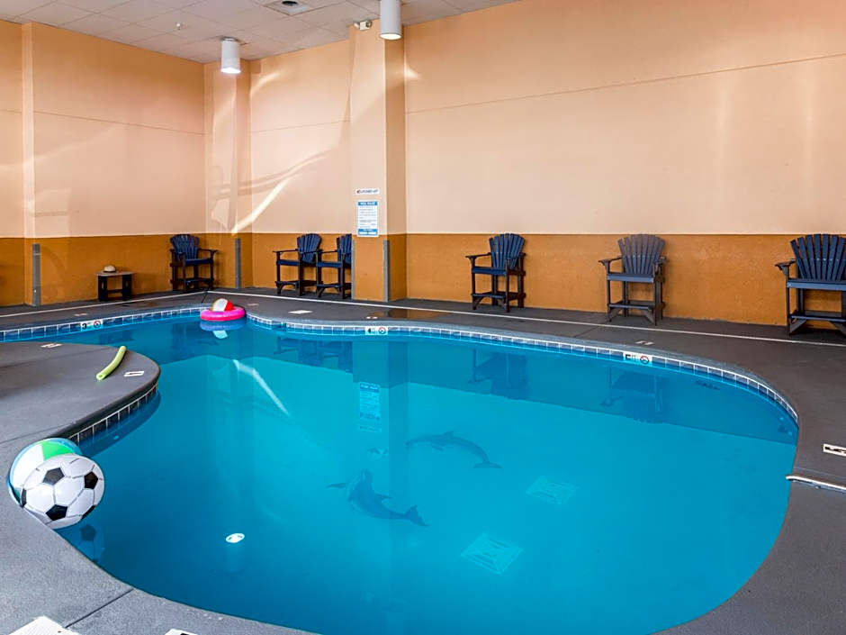 Mountain Vista Inn & Suites - Walking Distance to the Island