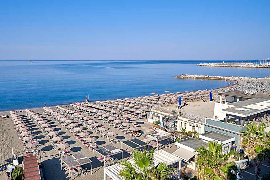 Palace Lido Hotel & Suites