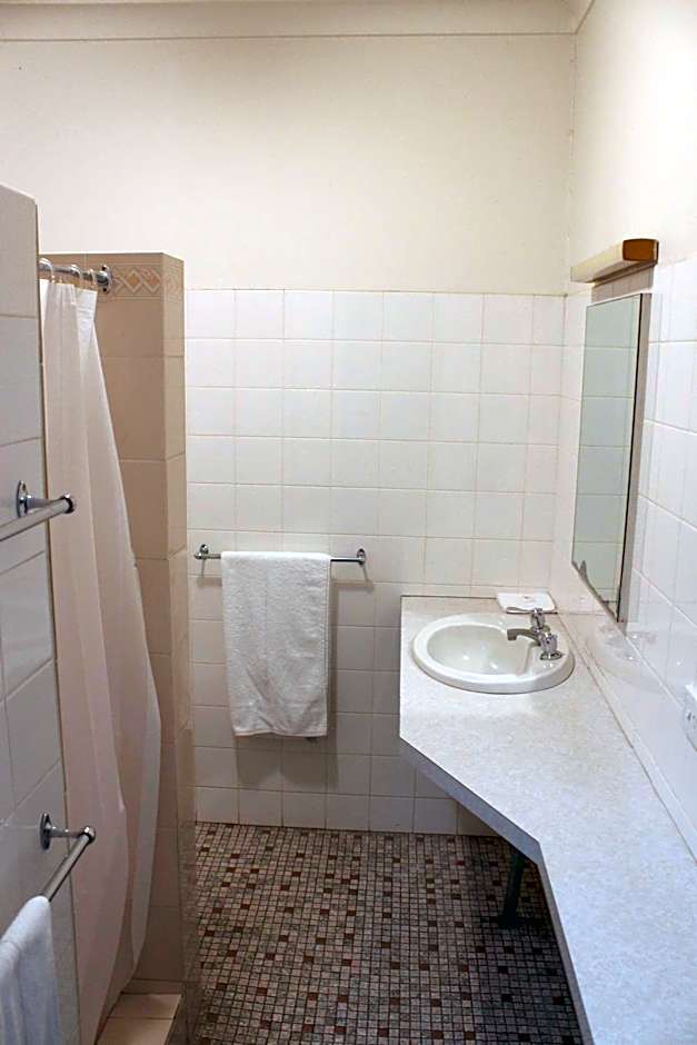 Palm and Pawn Motor Inn