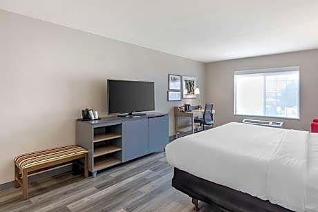 King Room with Roll-in Shower - Disability Access/Non-Smoking