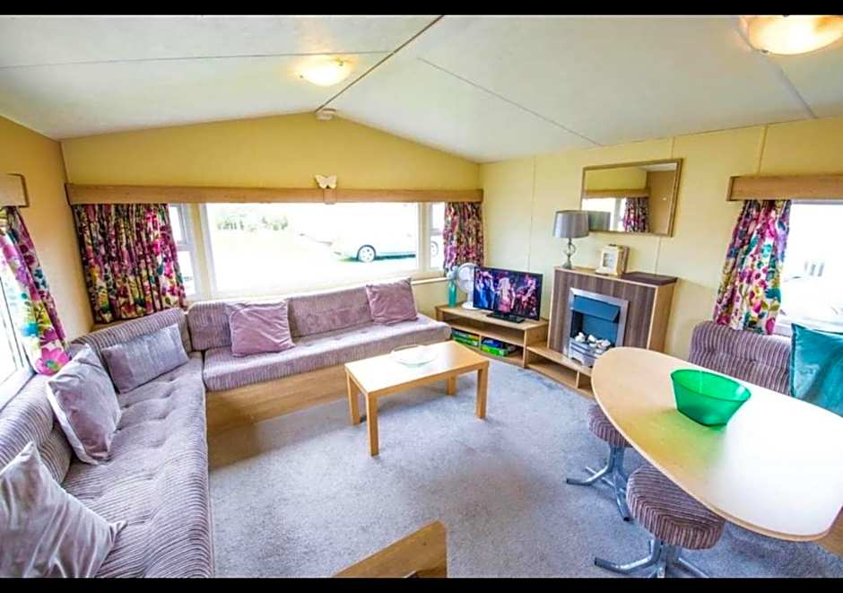 SBL70 - Camber Sands Holiday Park - Sleeps 8 - Close swimming pools and facilities - Private Parking