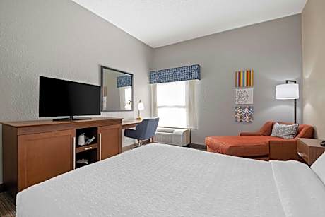 Queen Suite with Accessible Tub - Mobility and Hearing Access/Non-Smoking