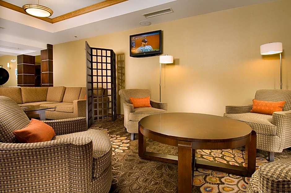 Holiday Inn Express & Suites Alexandria - Fort Belvoir By IHG