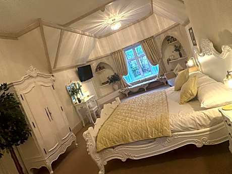 Four Poster Super King Bed (No Pets)