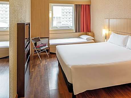 Room with a double bed and an extra bed for children