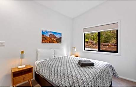 Deluxe 2 Bedroom Cabin - Sleeps 6