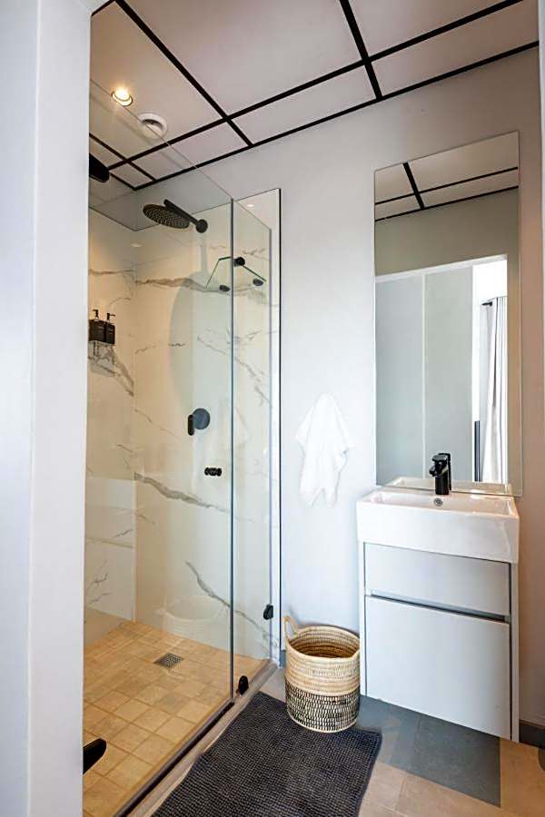 Luxury Bellagio 302 with Sea Views and Inverter