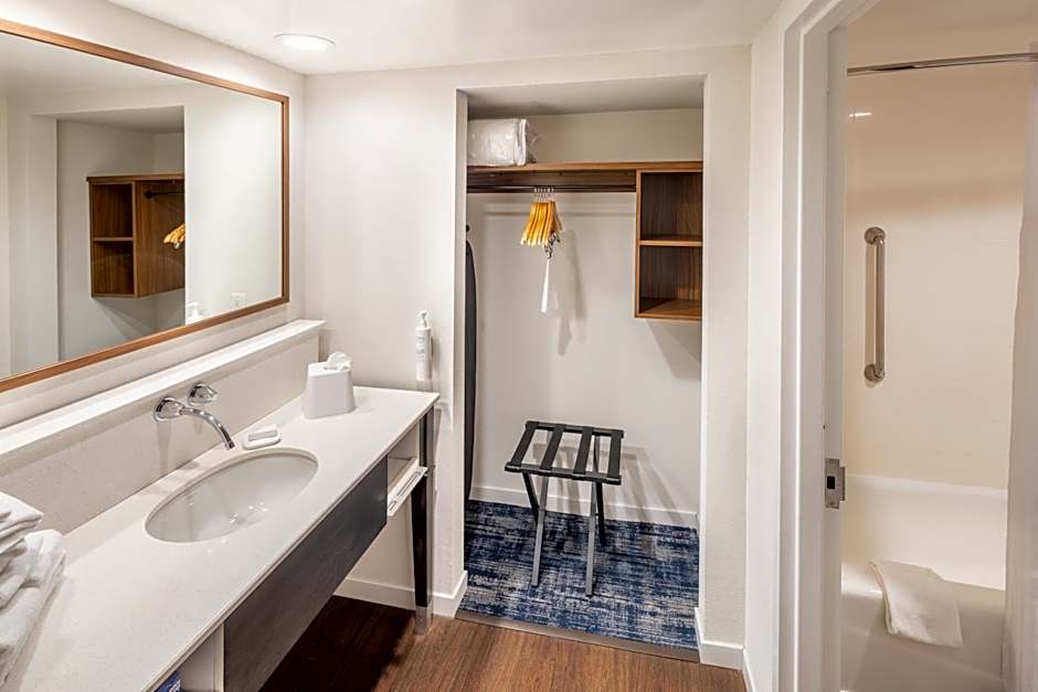 Hampton Inn & Suites Asheville Airport